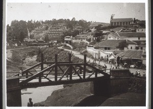 Coonoor: Kirche auf der Höhe, rechts oben, unten der Bahnhof