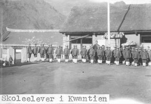 Schoolchildren in Kwantien. Boys' School in Shachientru?