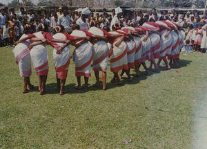 Assam, Nordindien. Mornai Tehaves 100 års jubilæum, juni 1990. Flere stammer/etniske grupper arbejder i Mornai Tehave. Her er Mundaers dans