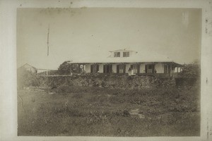 Faktorei der B.M.F. in Accra (Hofseite). Offices m/ Fahne