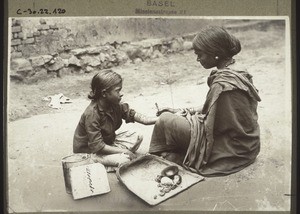 Kleines Mädchen wird tätowiert (i.d. Korb a. Boden sind Früchte, deren Saft dazu gebraucht wird) 1930