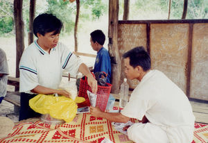 Daniel Wagang deler frø ud i stammelandsby, maj 2001