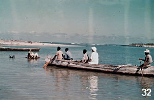 Missionens historie på Madagaskar. Kanorejse. Høvding Mampane, som var positiv stemt overfor de nyankomne missionærer, fik en audiens i stand hos kongen af landsdelen. Kong Lahimoriza boede 80 km. længere mod nord, og missionærerne måtte rejse med kano en tidlig morgen for at besøge ham. Lysbilledserie nr. 392, 32