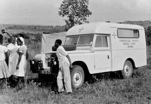 Den evangeliske kirke/ELCTs mobilklinik og lokale medarbejdere, Ikimba, Kagera Region, Tanzania, 1964. (Anvendt i: Dansk Missionsblad nr 10/1965)