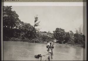 Beim Uebergang über d. Fluss wird das Pferd abgesattelt & an einer Leine über den Fluss geführt