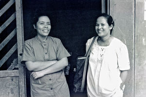 Elizabeth Padillo Olesen (th) sammen med Rachel Bonechita, leder af UCCP (United Church of Christ in the Philippines), oktober 1991