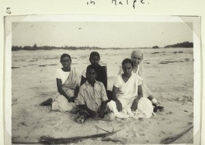 On the seashore." - "With Miss Meyer & Rev. & Mrs. Sikemeier in Malpe