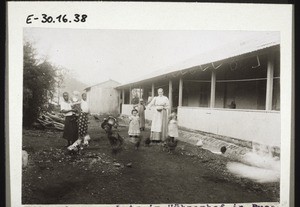 Frau Missionar Lutz im Hühnerhof in Buea