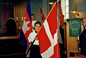 Landsmødet 1998, Hadsten. Ingelise Ek bærer Dannebrog ind i kirken