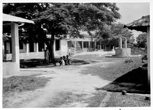 Nordindien, West Bengal. Rajadighi kristne Hospital, september 1967. Niels Anton Dam fortæller: Murene er rejst og taget lagt på hospitalsudvidelsen, der rummer sygestuer, medicindepoter, m.m. Senere håber man at kunne bygge en operationsafdeling