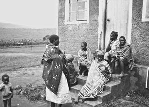 Patienter foran Rwantege Klinik i Kagera-regionen, Tanzania, 1978. (Missionær og sygeplejerske Anna Stubkjær Borg var leder af Rwantege Klinik, 1961-82)