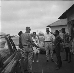 Rev. Jacques Maury and Mrs Benignus paying a visit to the team of the missionary Pierre Cadier