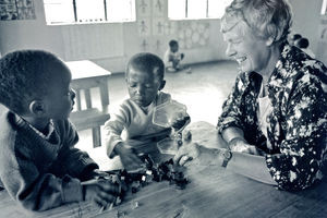 Fritidspædagog, Aase Dammeyer sammen med børn i Lukajange børnehave, Karagwe, Tanzania