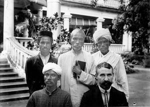 Menighedsrådet i Parvuttiram, Tiruvannamalai med Devasittam, Josef Benjamin, Jesudasen, Villiam Nielsen. ca. 1904