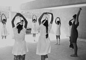 Pigeskolen i Aden 1973. Susanne Henriksen i gang med gymnastikken i sjette klasse - mellem søjlerne under den nye bygning på pigeskolen