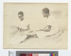 Flea removal, Malawi, ca.1910