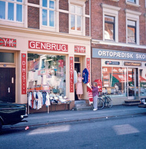 YM Genbrug. Fælles genbrugsbutik for DMS, DSM og Dansk Sudanmission, åbnet 6. november 1984 i Aarhus