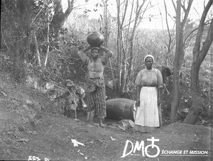 African women at water spring, Valdezia, South Africa, ca. 1896-1911