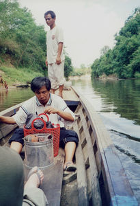 Landsbybesøg. Daniel Wagang på Mekong Floden, maj 2001