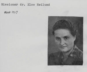 Lægemissionær Else Høilund. (19.10.1917-16.06.2014). Udsendt af Dansk Santalmission til Nordindien (og senere Bangladesh), 1946-79. Gennem mange år arbejdede hun i West Bengal, først i Nimasarai, Malda og fra 1952 i Rajadighi, hvor der med støtte fra den indiske regering blev bygget et hospital, Rajadighi Christian Hospital, som blev indviet i 1954 med dr. Else Høilund som leder. (Se også senere portræt)