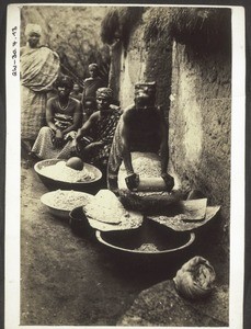Frauen beim Maismahlen