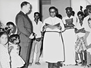 Genindvielsen af Det Kristne Pigegymnasium i Melpattambakkam, Sydindien, 1970. ALCs præsident, pastor Dorajraj Peter indvier skolebygningen. Til venstre ses den danske ambassadør, H. A. Biering