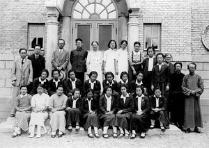 Seminarieklasse fra Takushan på udflugt til Port Arthur for at besøge skoler i foråret 1940. Klassen er fotograferet sammen med Astrid Poulsen og klassens lærere og lærerinder (øverste række i midten) , Kirstine Wemmelund (øverste række helt til højre), tre bibelkvinder fra Port Arthur til venstre i forreste række og præsten (pastor Chia?) og evangelisten (anden række helt til højre)