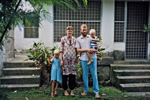 Missionærfamilien Anni & Flemming Schrøder med Hanna og Filip i Saraswatipur, Rajshahi, september 1986. De er udsendt af Dansk Santalmission til Bangladesh, 1986-1995. Flemming S. til et arbejde med erhvervsfaglige uddannelsestilbud, og Anni S. til Saraswatipur Kostskole, samt til BLC's menighedsarbejde