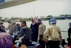 Båden over Mekong Floden ved Neak Loeang (Neak Loung, Niet Loung). Maj 2001