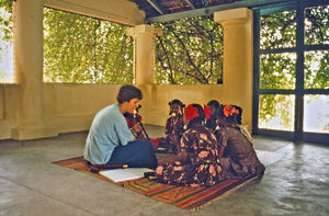 14.- Tamil Nadu, Indien, 1988-89. "Med 80 elever i klassen" - En dansk lærer i Arcot skoleprojekt fortæller: Noget af det første, jeg kom i gang med, var at lære disse 6 piger fra kostskolen at spille på blokfløjte. Før afrejsen fra Danmark havde jeg fået et brev fra Sundar og Daniel, hvor de bad mig tage 25 blokfløjter med, for dem ville de gerne lære at spille på i projektet. Senere købte vi flere i Madras. Pigerne og jeg kunne i begyndelsen slet ikke tale sammen. Det var skægt at opleve, at vi efterhånden som tiden gik, lavede vores helt eget blandingssprog af engelsk og tamil