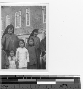 Maryknoll Sisters with Christian children at Jiangmen, China, 1948