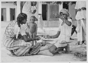 West Bengal, Nordindien. Udvidelse af Rajadighi Kristne Hospital,1967. Der vejes ris af som betaling til arbejderne på byggeprojektet