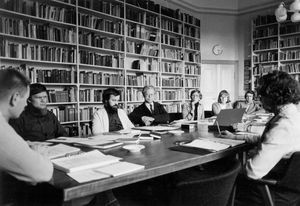 Sekretærdag, 1979: Fra venstre: Knud Sørensen, Kaj Vestergaard, Bjarne Jørgensen, Bering Petersen, Erna Petersen, Birgit Grønkjær, Leif Munksgaard