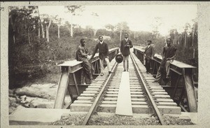 Le pont du chemin de fer sur la rivière 'Oda