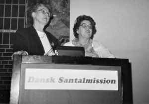 DSM Landsmøde i Nyborg, 1986. Den amerikanske missionær i Nordindien (1952-92), Naomi Torkelson (th), sekretær i NELC, taler til forsamlingen. Pastor Inger Krogh Nielsen er tolk