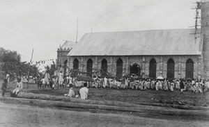 Assam, Nordindien. De første kirker i Assam kolonien var ret enkle og blev brugt til meget forskelligt, hvorfor missionen besluttede, at der skulle bygges mere stabile huse med ’kirkeligt præg’, og forbeholdt gudstjenester. Her ses Haraputa Kirke ved indvielsen, ikke dateret. (Men Haraputa Missionsstation er grundlagt 1926)