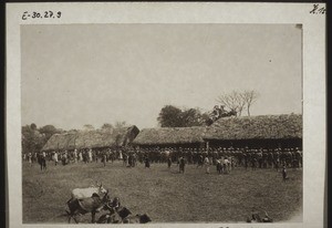 Abmarsch der Leute vom Lelatanz in Bali, Kamerun