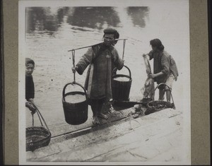 Frauen b. Waschen & Wassertragen. Die ganze Stadt Kayin trinkt Flusswasser