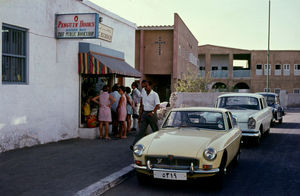 The Public Bookshop bliver åbnet i Bahrain i 1968 omdannet fra missionens gamle garage