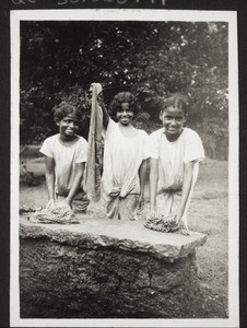 Mulki 1934. Mulki girls doing the washing