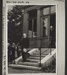 Pastor Staehelin saying 'thank you' (in the doorway stands President Burckhardt)