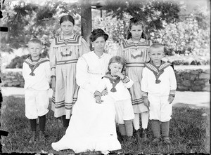 Family of missionary Emil Müller in the garden, Tanzania, ca.1905-1920