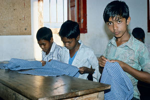 Diasserie for børn: "En dag på Saraswatipur Kostskole"- Nr. 28. En eftermiddag om ugen har vi håndarbejde. Drengene her laver en taske af ternet stof