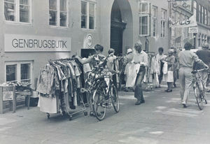 Dansk Santalmissions første genbrugsbutik i København, Rosengården, blev åbnet på initiativ af bl.a. Jenny Nielsen samt Ester & Eigil Wiedemann, 02.08.1982. De første 8 år var Ester W. leder af butikken, som gennem årene har haft ca. 40 frivillige medarbejdere. (Foto ca. 1997)