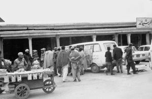 Pakistan, 1970-74. Missionærer i Dansk Pathanmission, Jens Enevoldsen og Lorens Hedelund med Bogbussen