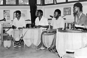 ELCT, Nordveststiftet, Tanzania. Studerende fra Ruhija Musikskole, REA. (Foto fra 1991, hvor volontører Berit Poulsen og Johannes Konstantin Neergaard var udsendt af DMS til musikskolen)