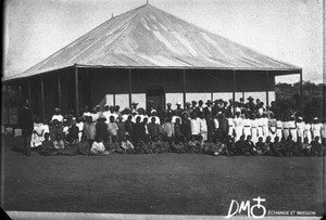 African people in front of a building, southern Africa, ca. 1880-1914