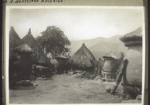 Dorfstrasse i. Djale (1928); rechts am Feldfrüchtebehälter ist eine Treppe angelehnt