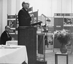 Repræsentantskabsmødet på Nyborg Strand den 12-13/10/1967. Pastor Børge Helleskov, sekretær i Folkekirkens Missionsråd, taler