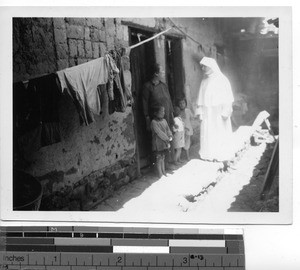 Maryknoll Sister home visiting at Meixien, China, 1935